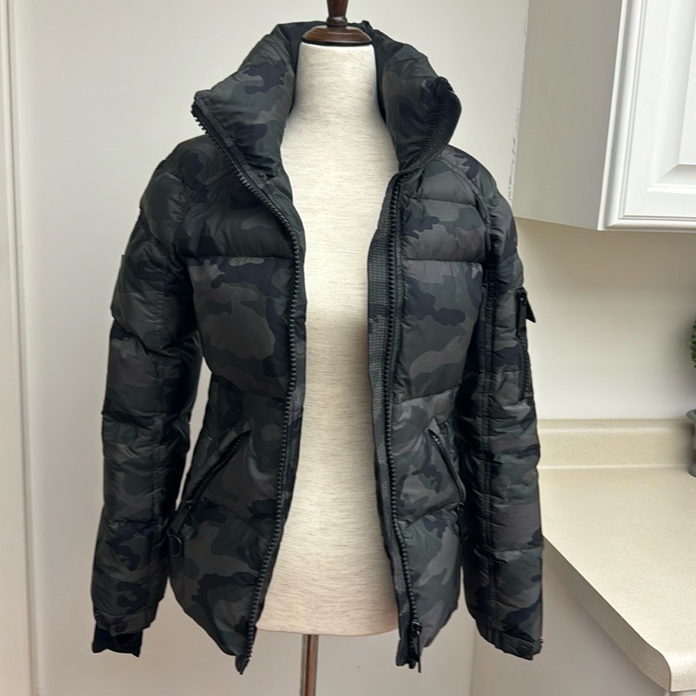 Sam. Camo ski jacket size small, NWOT RN NO: 131822